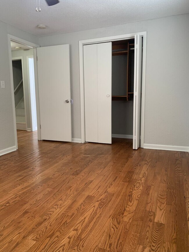Building Photo - Your Next Home Awaits: 4BR/2BA in Desirable Prairie Village Location!