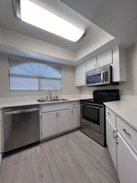 Building Photo - The Enclaves 3 bed 2 bath Upgraded Condo!