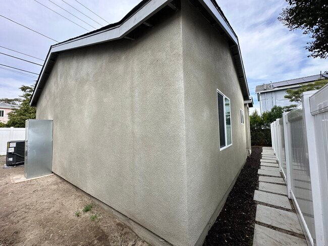 Building Photo - 3617 W Victory Blvd