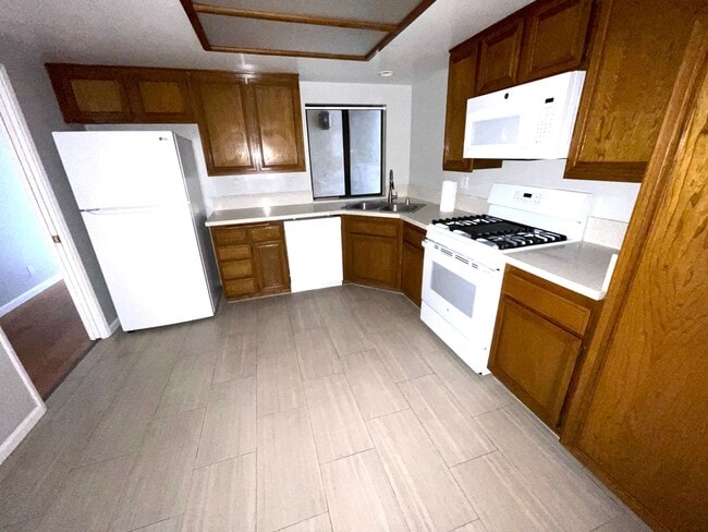 Building Photo - $2750 LARGE 2 BEDROOM CONDO NEAR 4TH ST. W/ PARKING