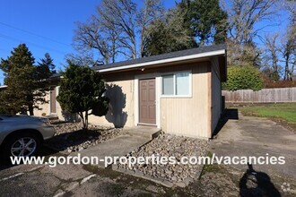 Building Photo - SE Arista Dr - Single level 1 bedroom apar...