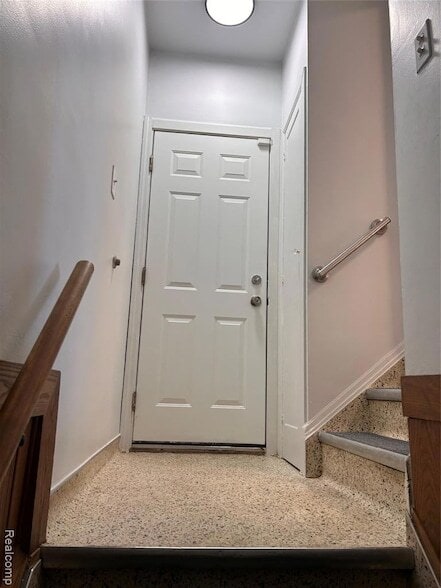 Building Photo - 15161 Sprenger Ave