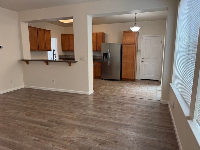 Building Photo - Gorgeous 4 bedroom 2 story home in Anatolia