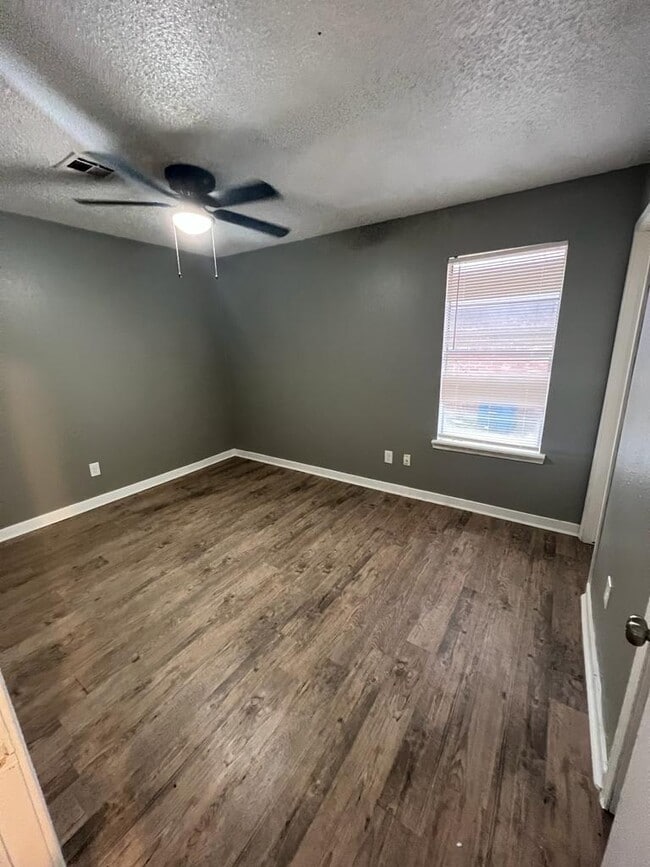 Building Photo - 220 W Shadywood Dr