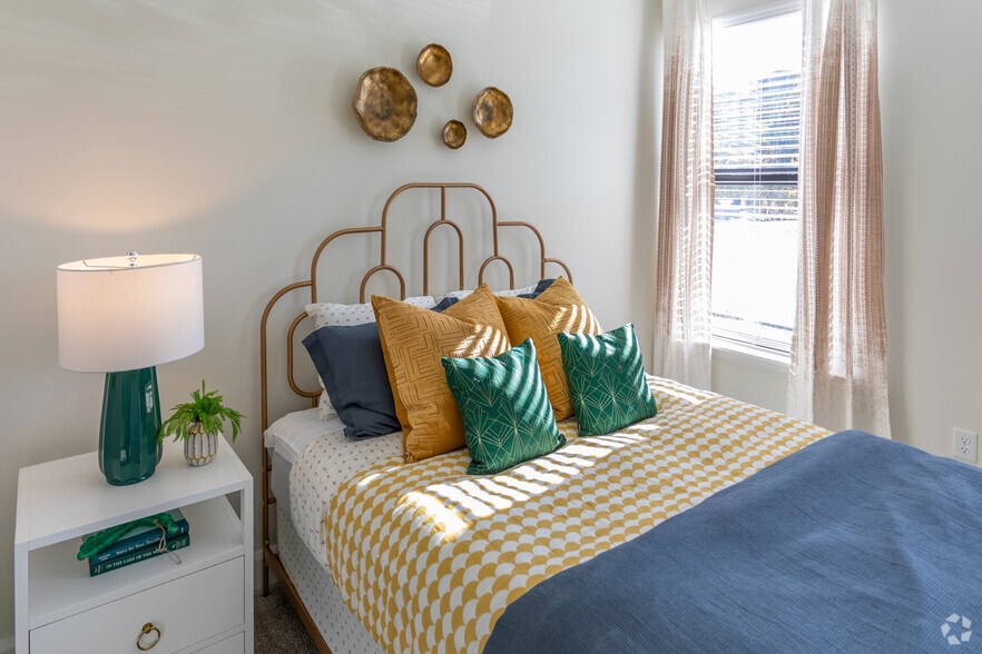 Oxford - 1BR, 1BA - 681 SF - Skytop Apartments