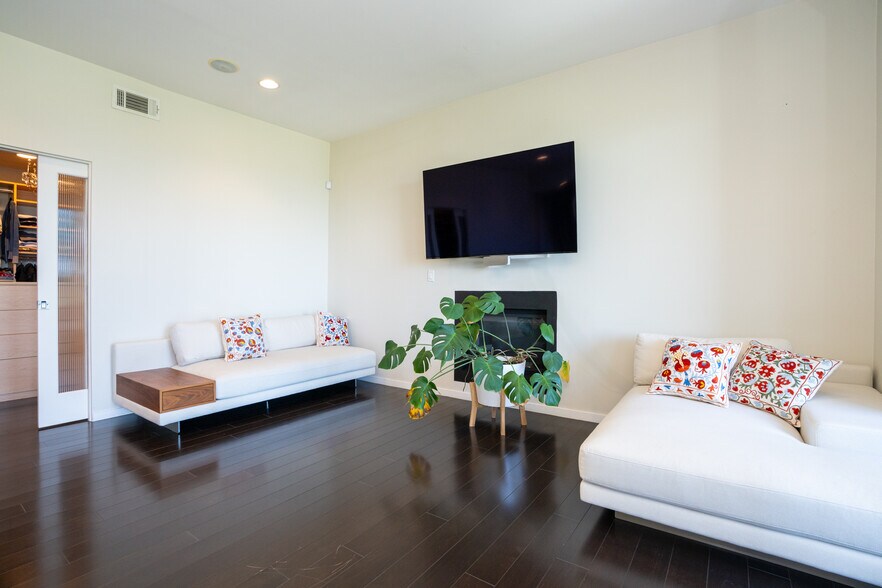 Building Photo - 3865 Buena Park Dr