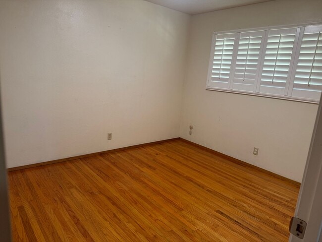 Building Photo - 519 San Remo St