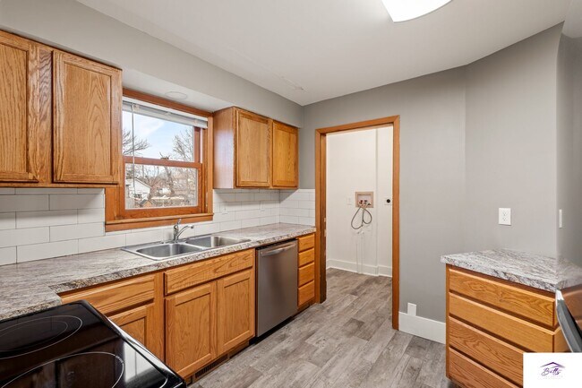 Building Photo - RENT SPECIAL!