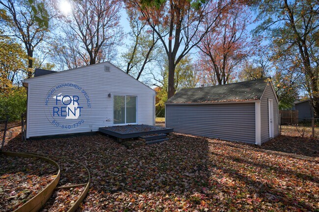 Building Photo - 2429 Lincoln Manor Dr