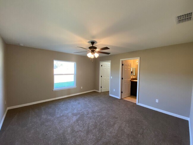 Building Photo - 3/2/2 Silver Spring Shores **Available NOW**