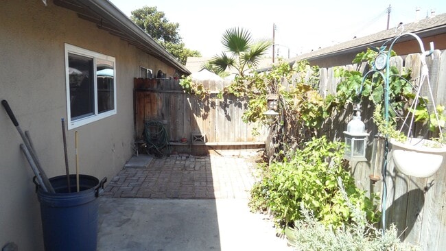 Building Photo - Nicely Updated 1 Bedroom 1 Bathroom, Coco ...