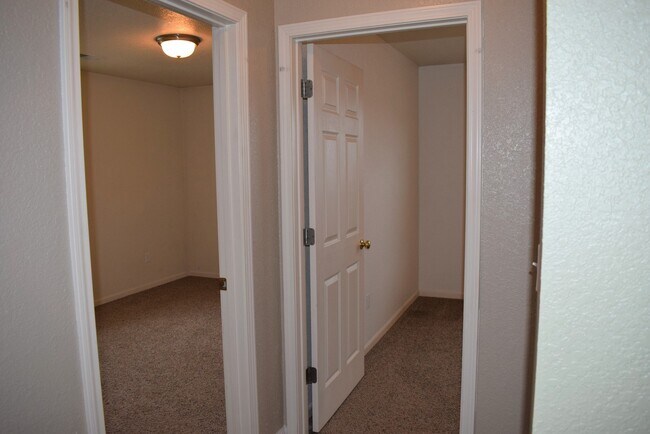 Building Photo - 3 bedroom 2 Bathroom Duplex in Hunters Ridge