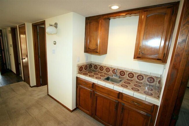 Building Photo - 830 Live Oak Rd NE