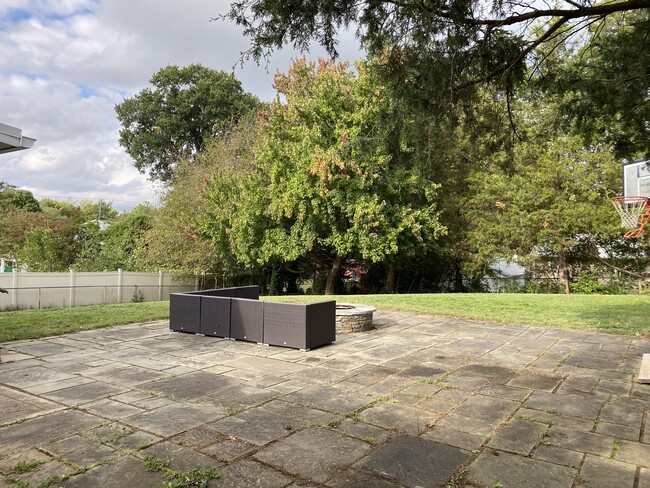 Building Photo - 5910 King James Dr