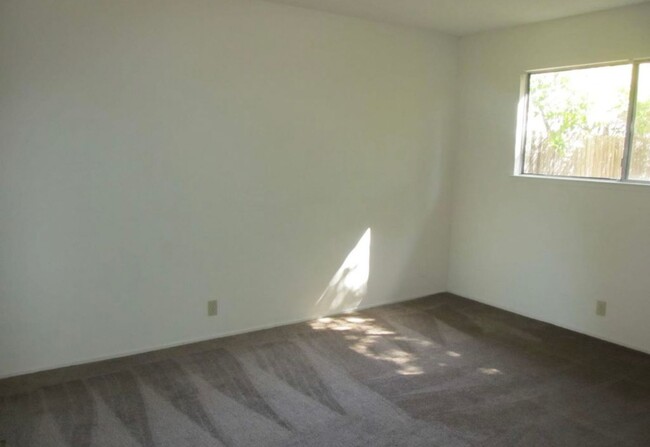 Building Photo - Cute 2 bedroom, 1 bath duplex!