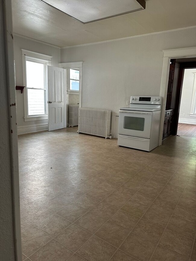 Building Photo - Spacious 1 Bed, 1 Bath in the Heart of Man...