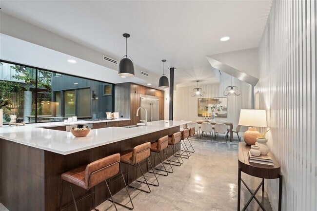 Building Photo - 1327 Bonham Terrace