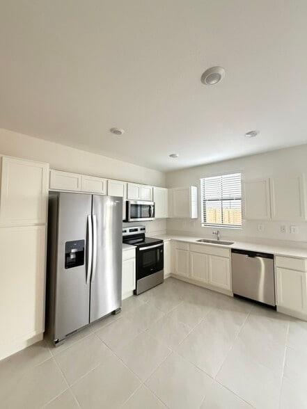 Building Photo - 1466 NE 3rd Ave