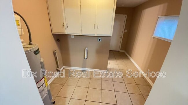 Building Photo - 9-9 E Main St