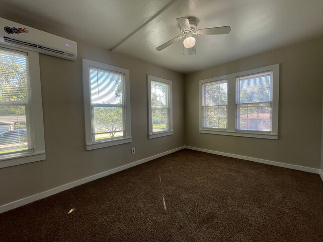 Building Photo - AVAILABLE NOW - 1 BEDROOM 1 BATH GARAGE AP...