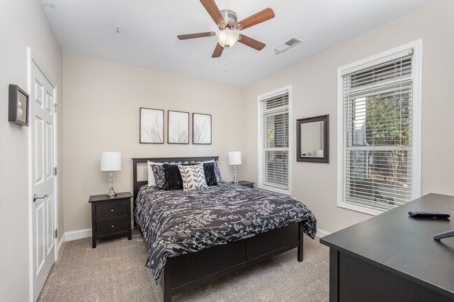 Building Photo - Fully furnished waterfront three-bedroom/ ...