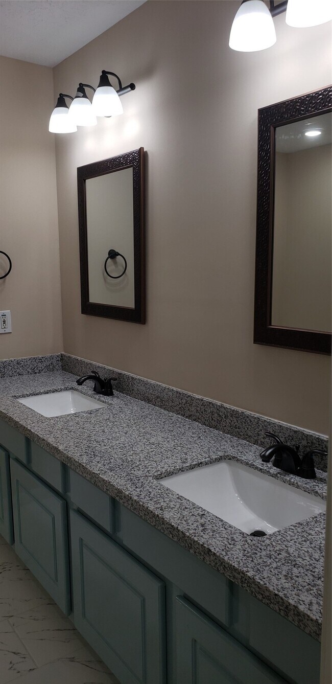 Building Photo - 3839 Landon Park Dr