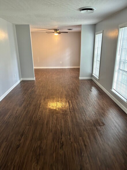 Building Photo - 102 Pine Island Dr