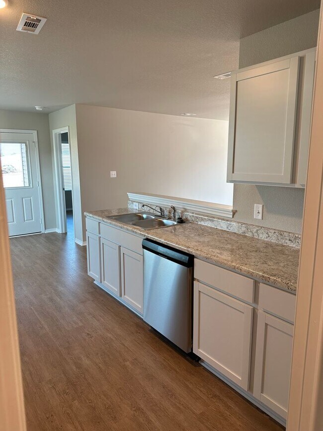 Building Photo - *Pre-leasing* Three Bedroom | Two Bath Hom...