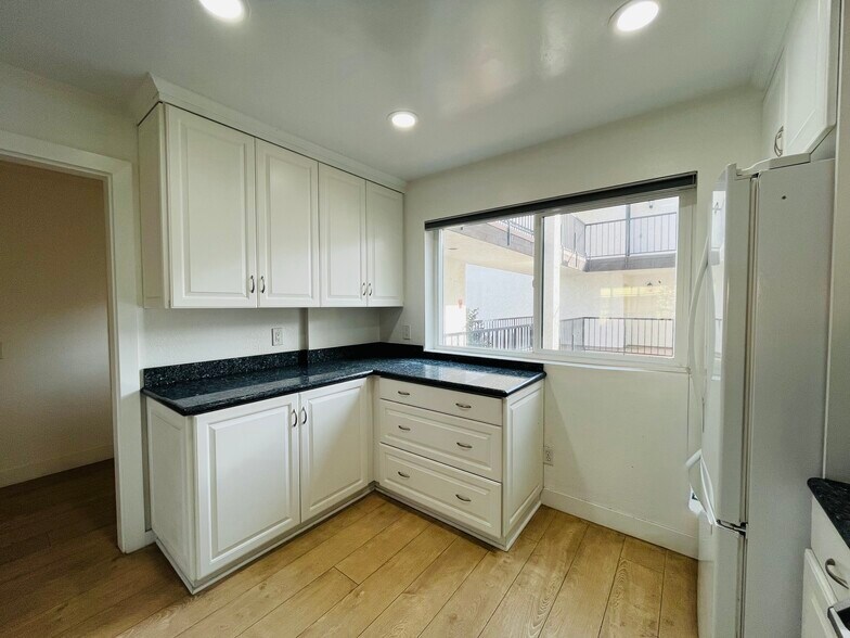 Building Photo - 3525 Lebon Dr