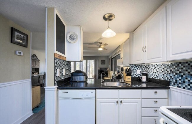 Building Photo - **Light-Filled Condo with Designer Finishes ? | Screened Porch