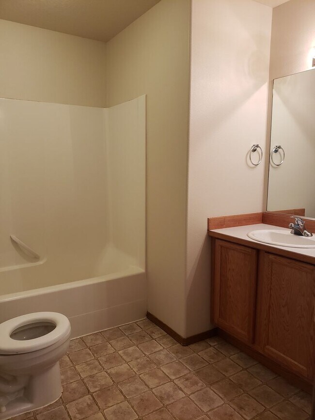 Building Photo - Wonderful Updated 3 bedroom 2 Bath 3 level Duplex in Post Falls.