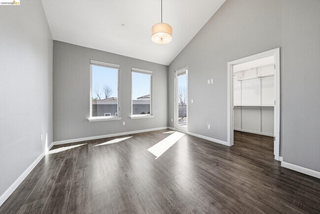 Building Photo - 817 Estancia Ter