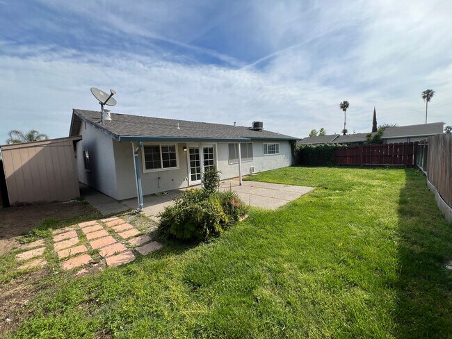 Building Photo - Updated 3 bedroom single story in Manteca!
