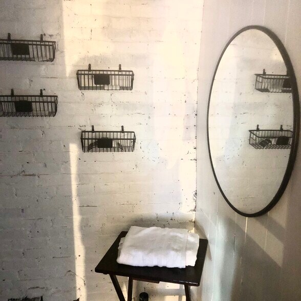 Building Photo - 100 College St