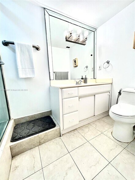 Building Photo - 300 Bayview Dr