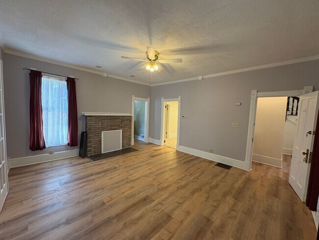 Building Photo - 4 bedroom 2 bathroom Historic Home Downtown Manhattan KS