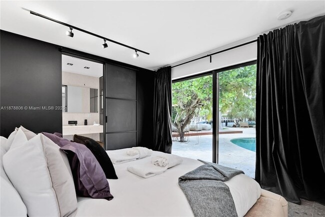 Building Photo - 2500 Bayview Dr