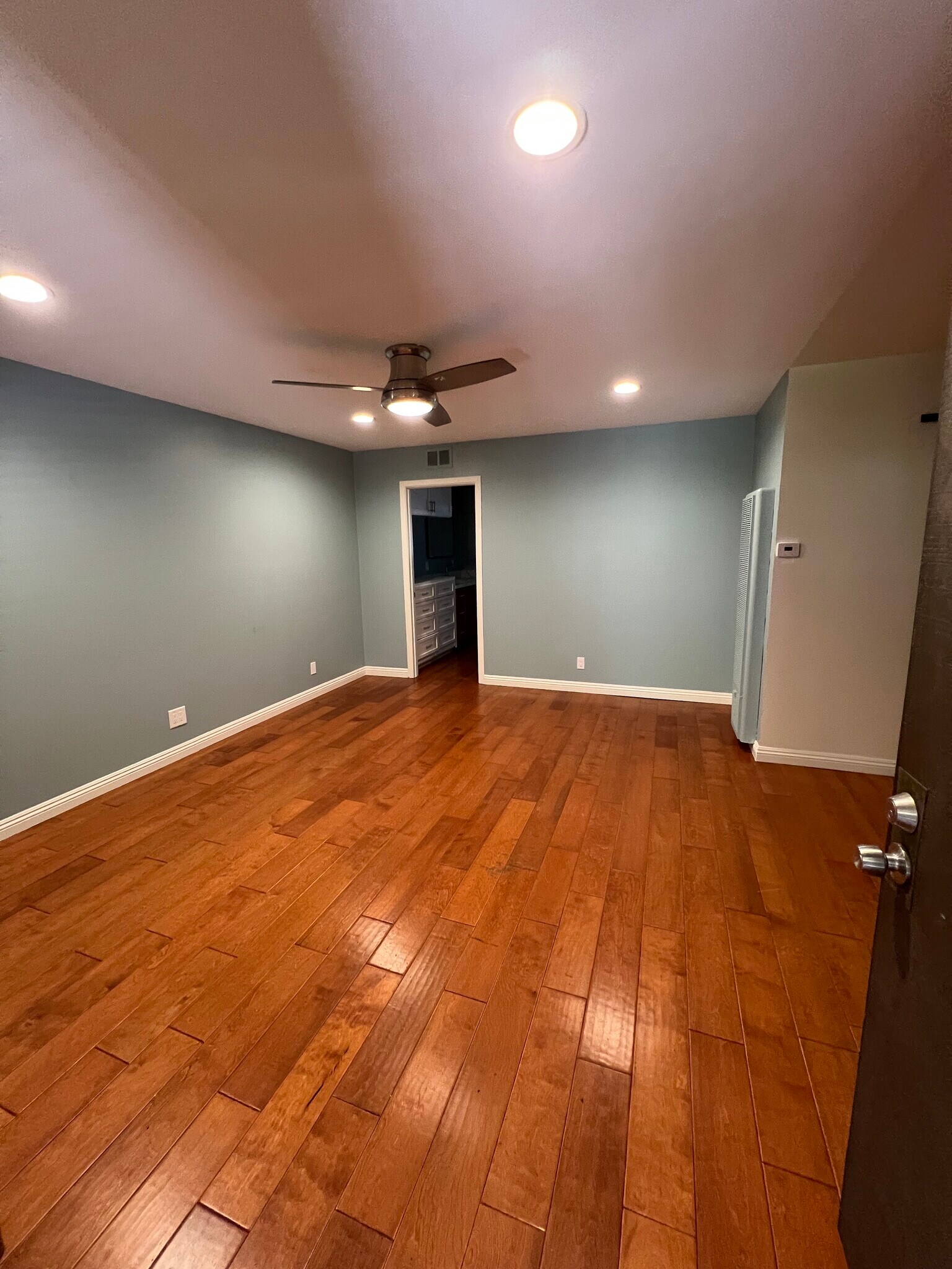Building Photo - 2501 W Redondo Beach Blvd