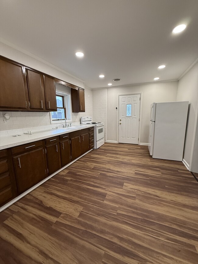 Building Photo - 211 E Park St