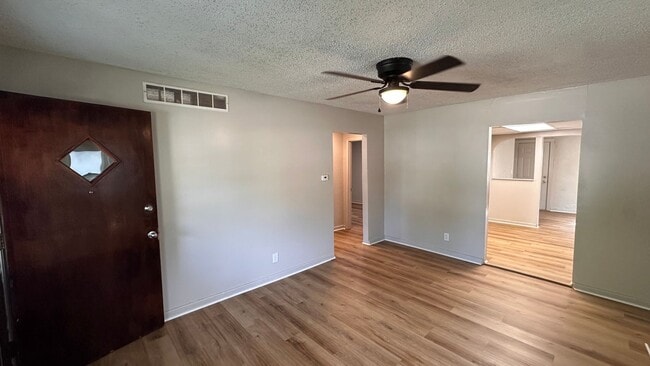 Building Photo - $1050 - 3 bed 1 bath - Single Family Home ...