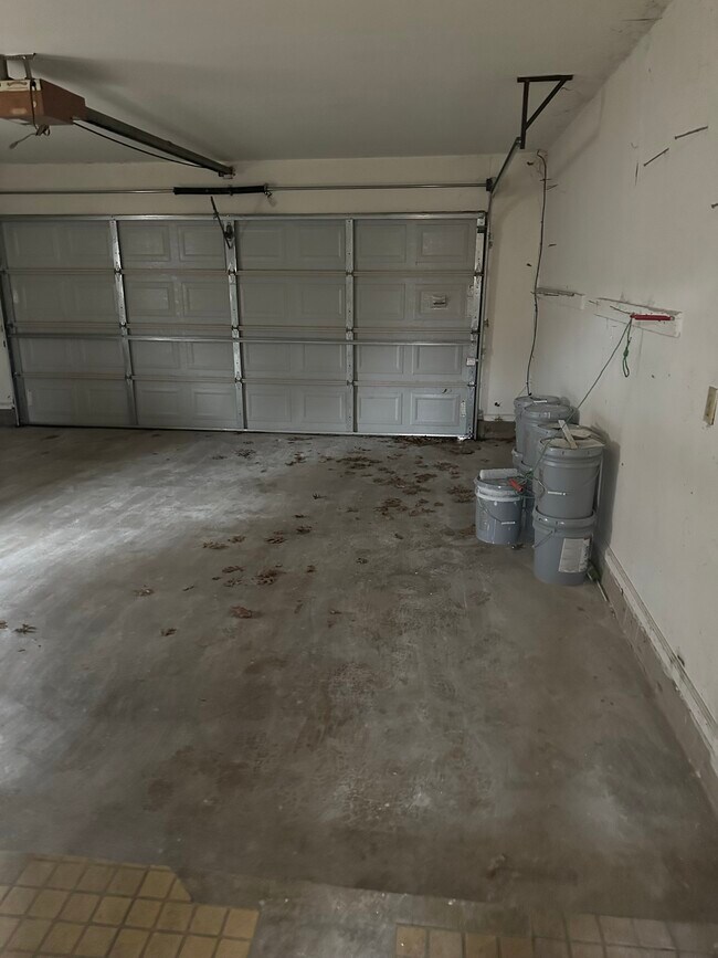 Building Photo - 6722 E 75th St S