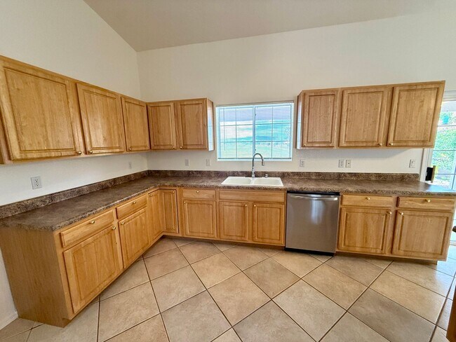 Building Photo - Beautiful 3 Bed / 2 Bath Home Backing to Cerbat Cliffs Golf Course!