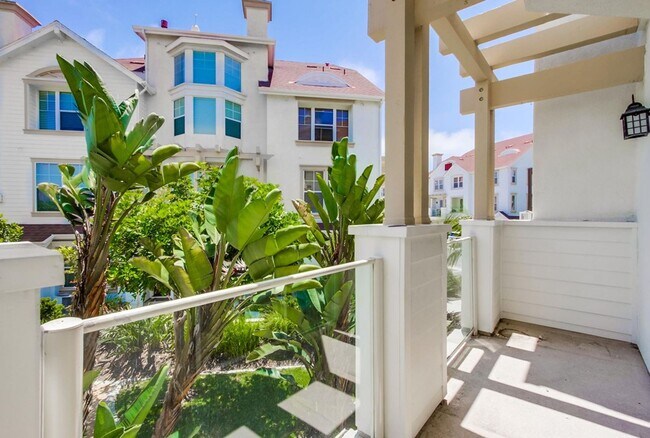 Building Photo - Available Now! Tri-Level 3 Bedroom 3.5 Bath Townhome!!