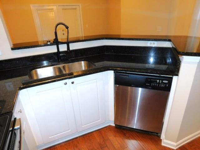 Building Photo - 5559 Glenridge Dr