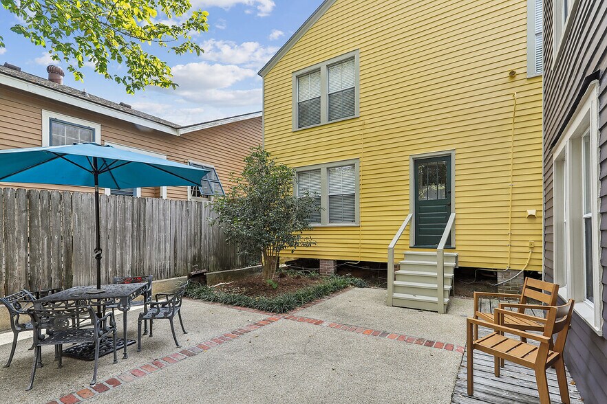 Building Photo - 611 Lakeland Dr