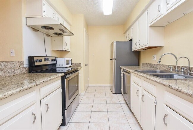 Building Photo - 10555 Turtlewood Ct