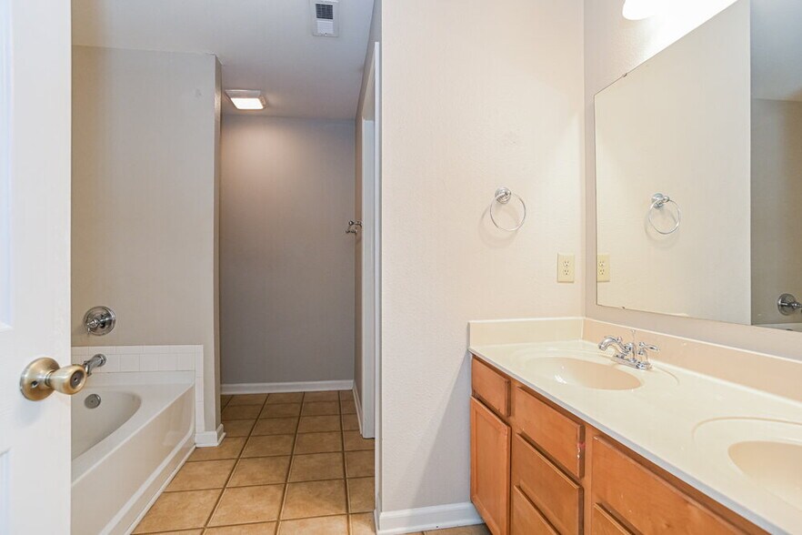 Building Photo - 1528 Bray Dr
