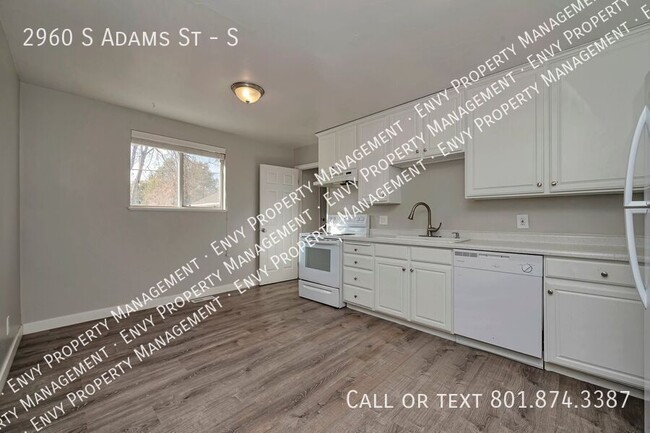 Building Photo - Cozy 2 Bed, 1 Bath Home with Modern Floors...