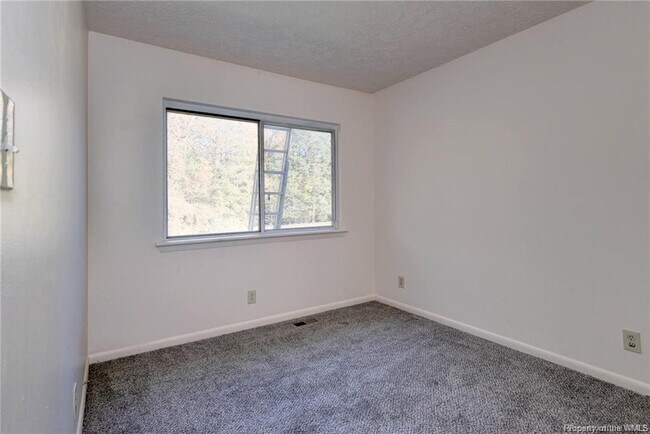 Building Photo - 4043 Midlands Rd