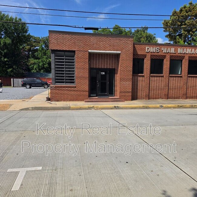 Building Photo - 136 E Cypress St